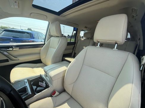Used 2023 Lexus GX 460 Premium w/ Accessory Package AWD/4WD image 10