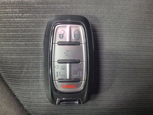 Used 2017 Chrysler Pacifica Touring FWD image 32