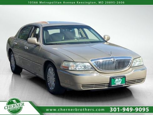Used 2011 Lincoln Town Car Signature Limited image 1