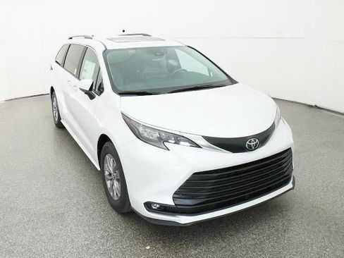 New 2026 Toyota Sienna XLE image 14