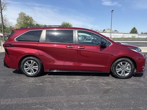 Used 2022 Toyota Sienna XSE w/ XSE Plus Package AWD/4WD image 3
