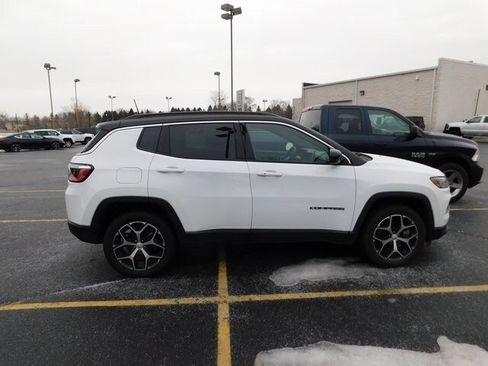 Used 2024 Jeep Compass Limited image 11