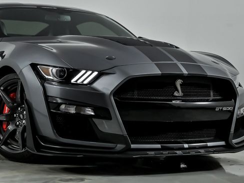 Used 2021 Ford Mustang Shelby GT500 w/ Carbon Fiber Track Pack RWD image 3