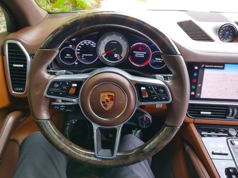 Used 2022 Porsche Cayenne S Platinum image 12