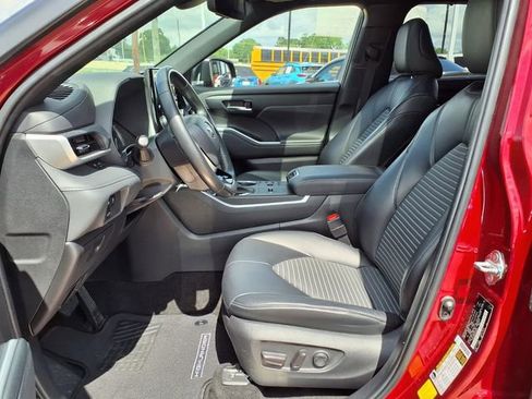 Used 2023 Toyota Highlander XSE FWD image 17