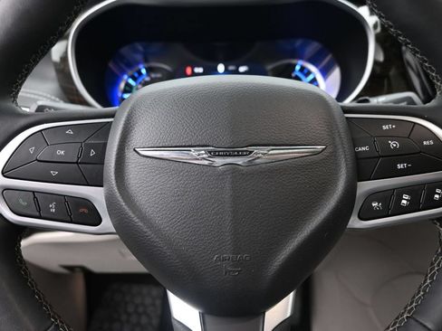 Used 2022 Chrysler Pacifica Limited w/ Uconnect Theater Family Group FWD image 17