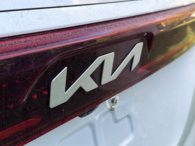Used 2024 Kia Carnival EX FWD image 10