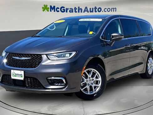 Used 2023 Chrysler Pacifica Touring-L FWD image 3