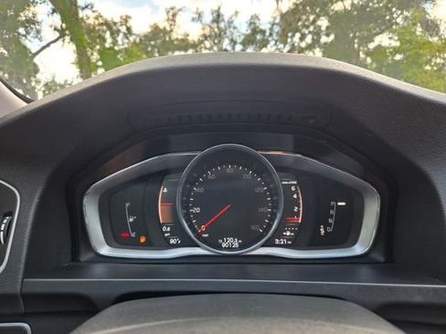 Used 2018 Volvo V60 T5 Cross Country image 18