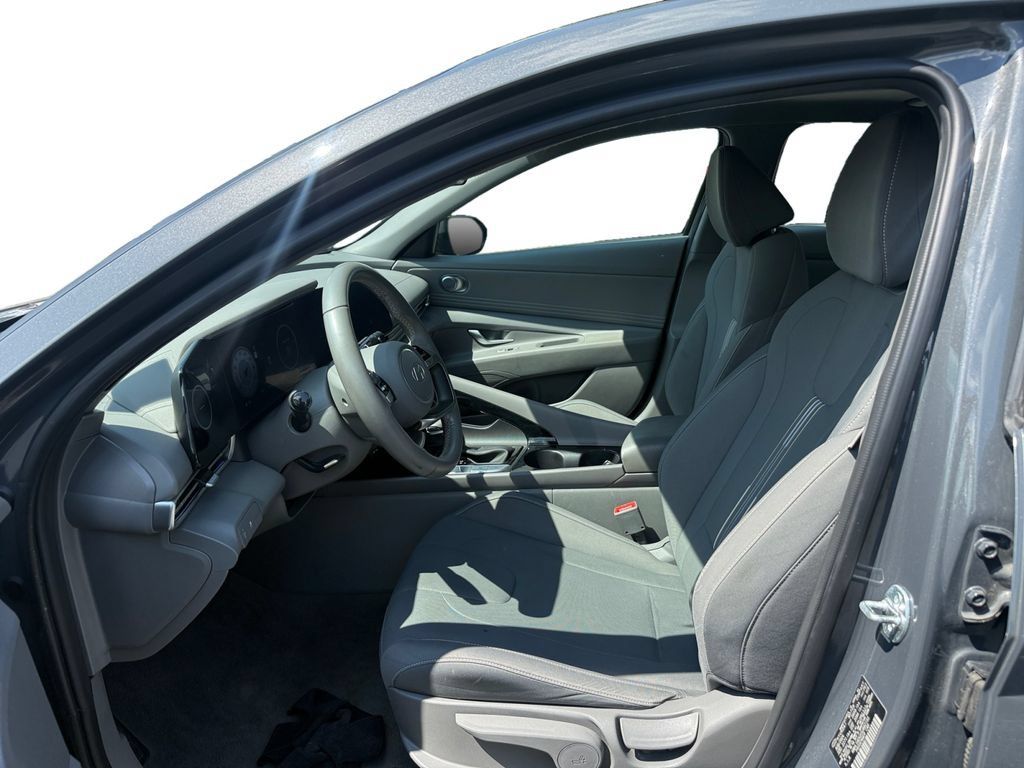 Used 2025 Hyundai Elantra SEL FWD image 9