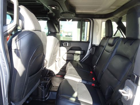 Used 2018 Jeep Wrangler Unlimited Sahara image 15