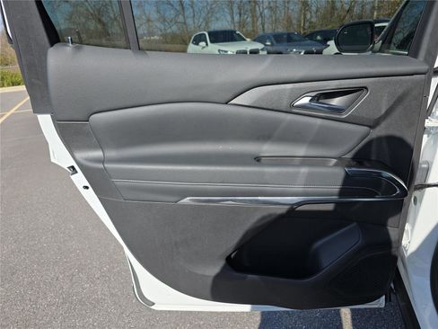 Used 2025 Chevrolet Traverse LT image 11