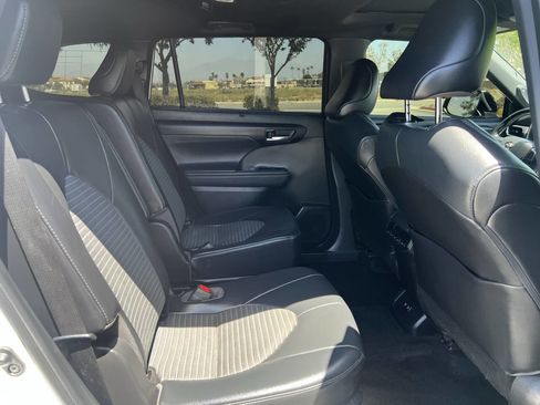 Used 2021 Toyota Highlander XSE FWD image 13