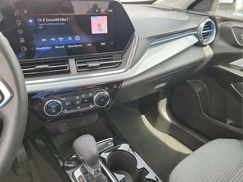 Used 2025 Chevrolet Trax LT w/ LT Convenience Package FWD image 20