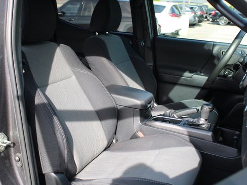 Used 2020 Toyota Tacoma TRD Off-Road w/ Technology Package image 23