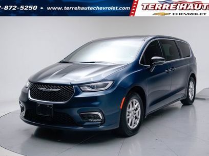 Used 2025 Chrysler Pacifica Select