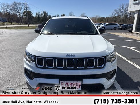 Used 2023 Jeep Compass Latitude image 3