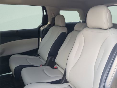 Certified 2026 Kia Carnival EX FWD image 9