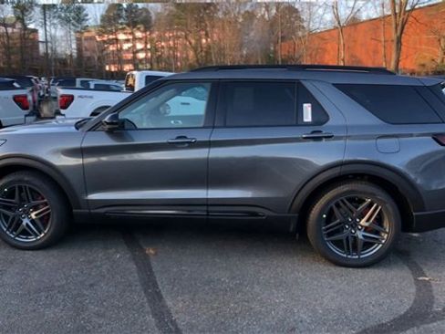 Used 2025 Ford Explorer ST image 8