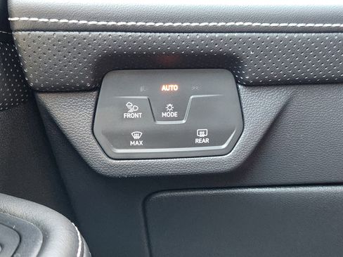 Used 2024 Volkswagen Atlas Cross Sport SE image 23