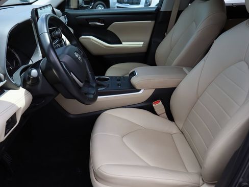 Used 2023 Toyota Highlander XLE FWD image 21