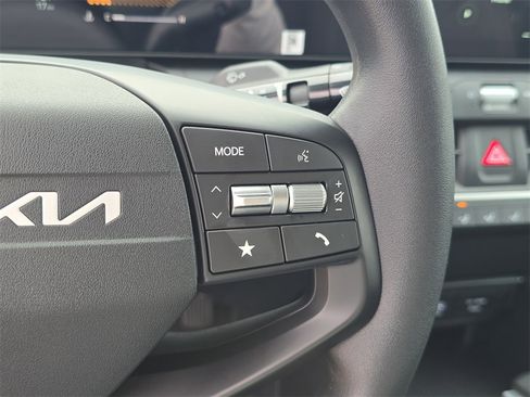 New 2025 Kia K4 LXS image 33
