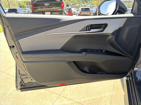 Used 2026 Toyota Camry LE w/ Convenience Package image 10