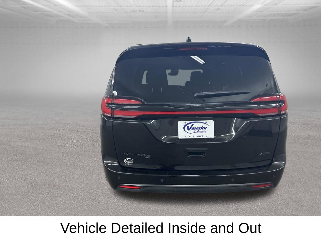 Used 2024 Chrysler Pacifica Touring-L w/ S Appearance Package AWD/4WD image 11