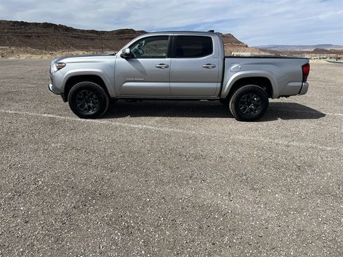 Used 2022 Toyota Tacoma SR5 AWD/4WD image 5