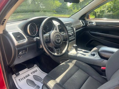 Used 2013 Jeep Grand Cherokee Laredo w/ Laredo E Group AWD/4WD image 3