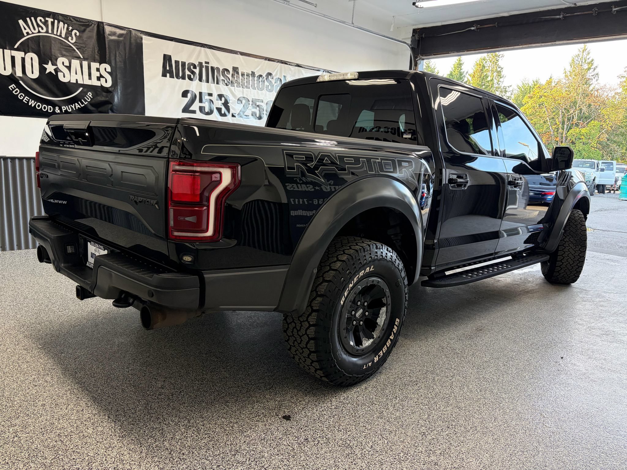 Used 2017 Ford F150 Raptor w/ Equipment Group 802A Luxury AWD/4WD image 3