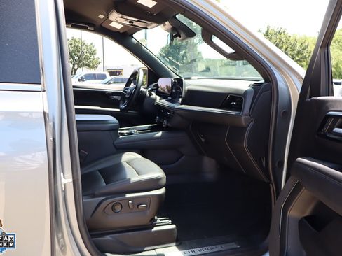 Used 2025 Chevrolet Suburban LT RWD image 31