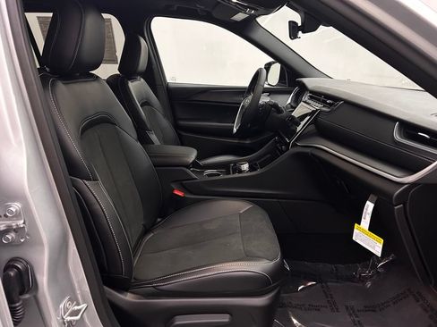 New 2025 Jeep Grand Cherokee Altitude AWD/4WD image 17