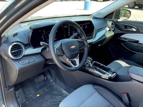 Used 2025 Chevrolet Trax LT w/ Sunroof Package FWD image 8