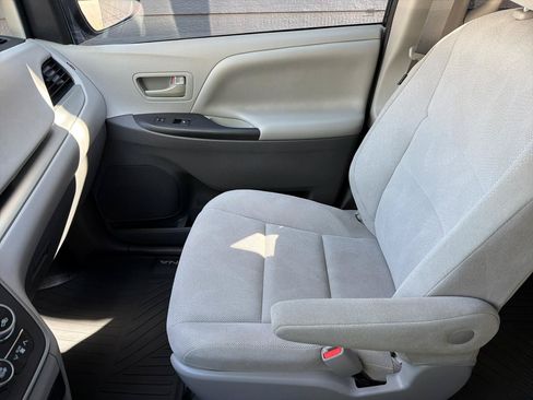 Used 2020 Toyota Sienna L FWD image 35