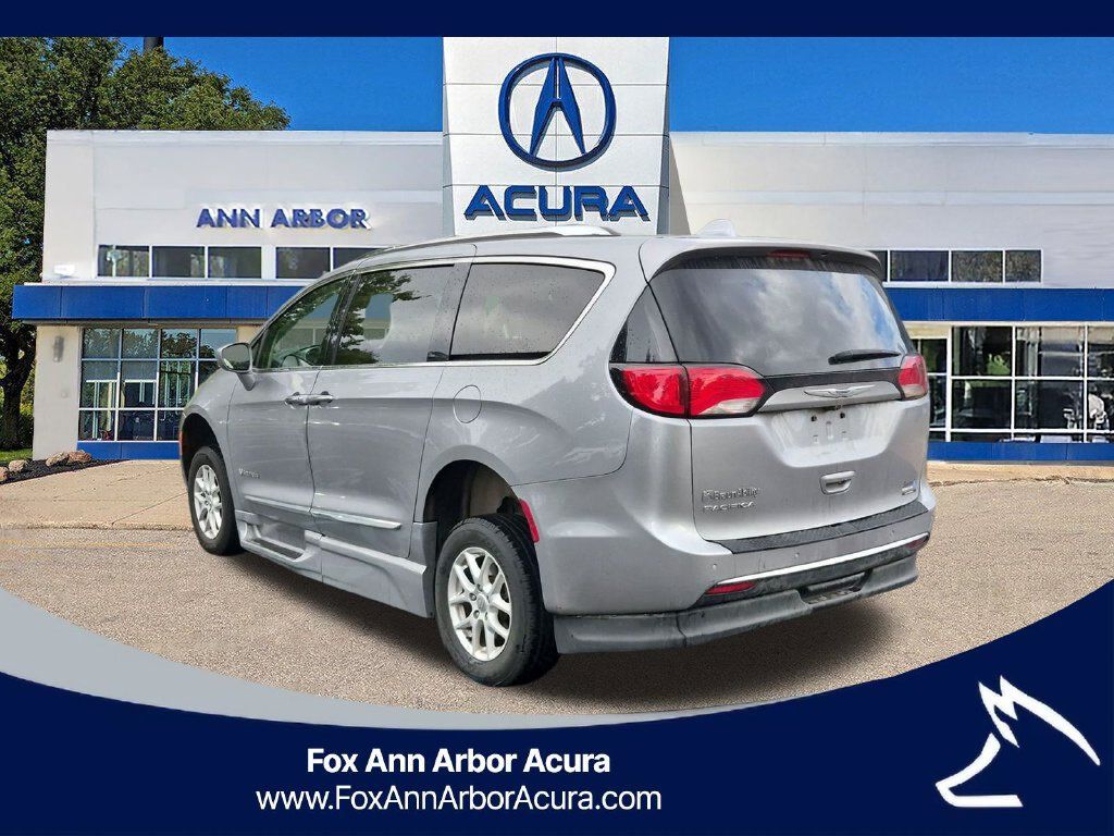 Used 2020 Chrysler Pacifica Touring-L FWD image 4