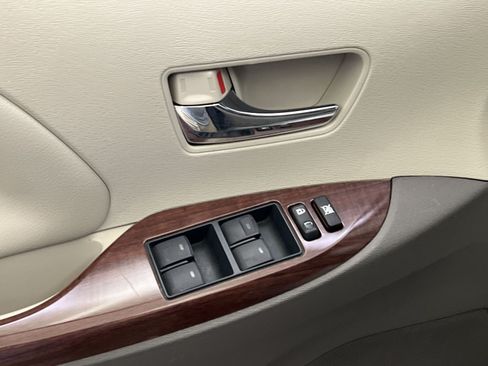 Used 2014 Toyota Sienna XLE w/ Entertainment Package FWD image 14
