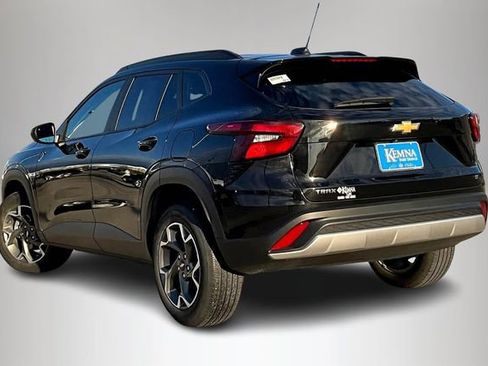 Used 2024 Chevrolet Trax LT w/ Driver Confidence Package FWD image 4