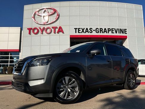 Used 2024 Nissan Pathfinder SV image 2