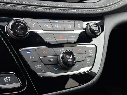 Used 2025 Chrysler Pacifica Select image 16