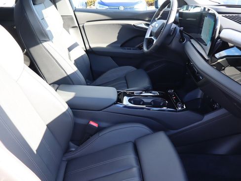 Used 2025 Audi Q6 e-tron Premium Plus image 13