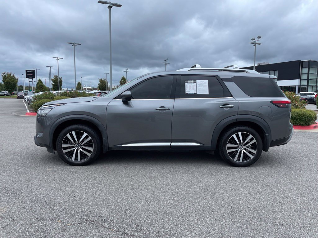 Used 2023 Nissan Pathfinder Platinum w/ Black Appearance Package FWD image 4