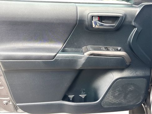 Used 2016 Toyota Tacoma TRD Sport image 21