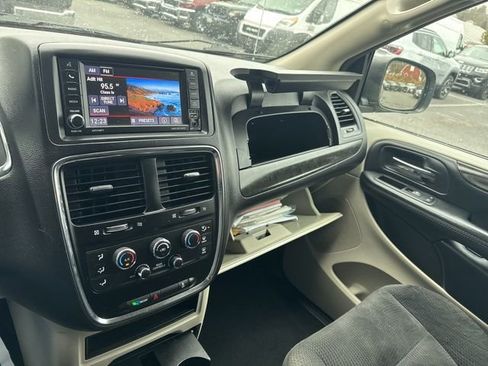 Certified 2019 Dodge Grand Caravan SE image 23