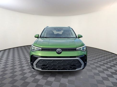 Certified 2025 Volkswagen Taos SE image 2