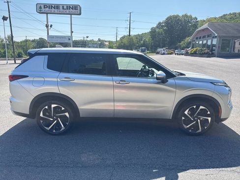 Used 2022 Mitsubishi Outlander SE image 2