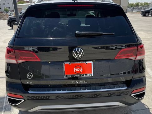Used 2023 Volkswagen Taos SE w/ Panoramic Sunroof Package FWD image 7