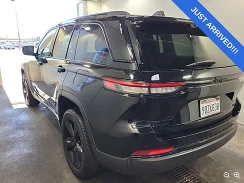Used 2023 Jeep Grand Cherokee Limited w/ Luxury Tech Group II AWD/4WD image 2
