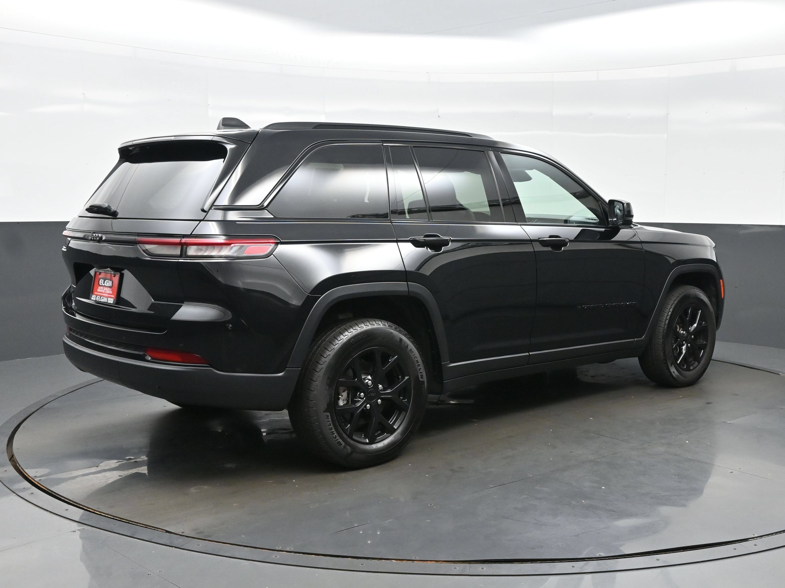 Used 2025 Jeep Grand Cherokee Altitude AWD/4WD image 6