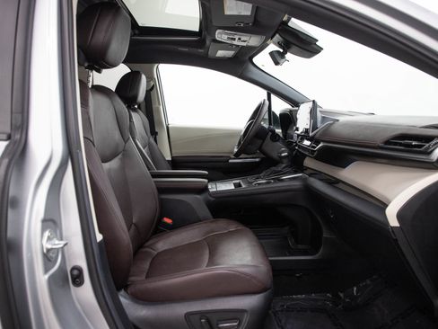 Used 2024 Toyota Sienna Platinum AWD/4WD image 13